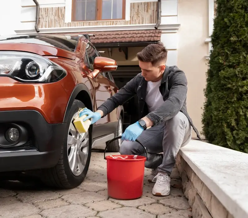 Lavage auto à domicile Saint-Jeoire-Prieuré : professionnel intervenant sur un véhicule